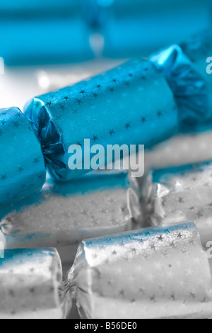 Haufen von blau und Silber Christmas Cracker Stockfoto