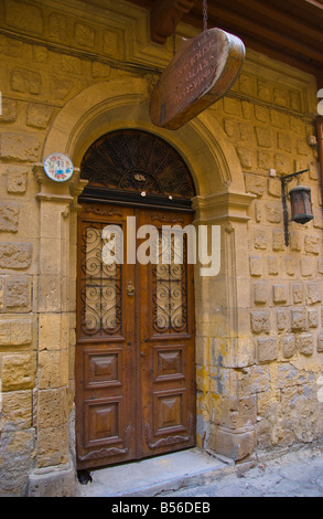 Alte Haustür datiert 1896 in Seitenstraße in der Stadt der südlichen Nicosia Zypern EU Stockfoto