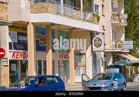 Einkaufsstraße in der Stadt von Nicosia Zypern Südeuropa mit Autos parkten außerhalb Stockfoto