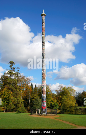 Totempfahl im Herbst, The Valley Gardens, Windsor Great Park, Virginia Water, Surrey, England, Vereinigtes Königreich Stockfoto