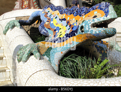 Landschaft von Antoni Gaudis Bio Fliesen Mosaik Skulptur eines Drachen die schützt die Schritte im Parc Güell, Barcelona, Spanien Stockfoto