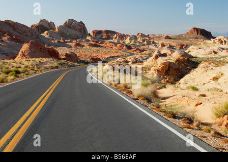 Kurvenreiche Straße durch Valley of Fire State Park in Nevada Stockfoto