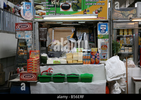 Molkerei-Verkäufer, Mercado Central, Lima, Peru Stockfoto