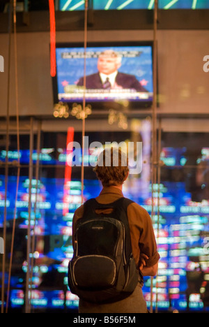 Zuschauer beobachten die dritte und letzte Präsidentschafts-Debatte vor der Wahl auf dem Times Square am Nasdaq am Times Square Stockfoto