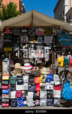 Marktstand, Verkauf von T-shirts und Mützen auf der Strada Nova, Venedig, Veneto, Italien Stockfoto