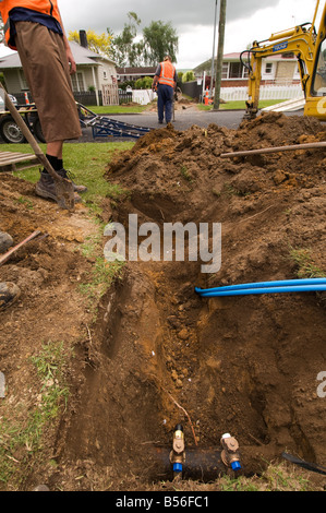 Männer, die Verlegung von unterirdischen Wasserleitungen Stockfoto