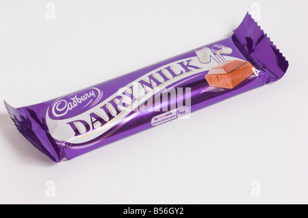 Cadbury Dairy Milk Chocolate Bar auf weißem Hintergrund Stockfoto