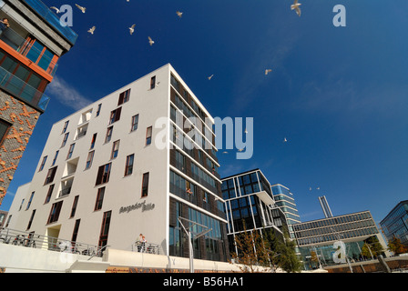 Moderne Wohngebäude entlang der Kaiserkai in der neuen Hafencity an der erweiterten Hafen Hamburg. Stockfoto