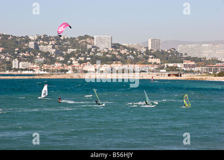 Windsurfer im Pointe Rouge in der Nähe von Marseille Provence Frankreich Stockfoto