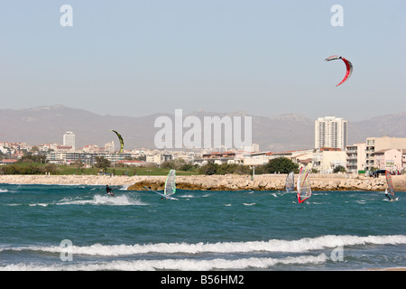 Windsurfer im Pointe Rouge in der Nähe von Marseille Provence Frankreich Stockfoto