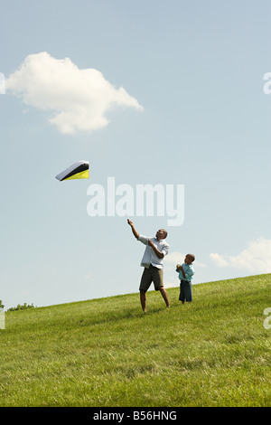 Vater und Sohn mit kite Stockfoto