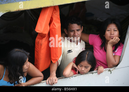 Familie auf einem Frachtschiff, Rio Ucayali, Peru Stockfoto