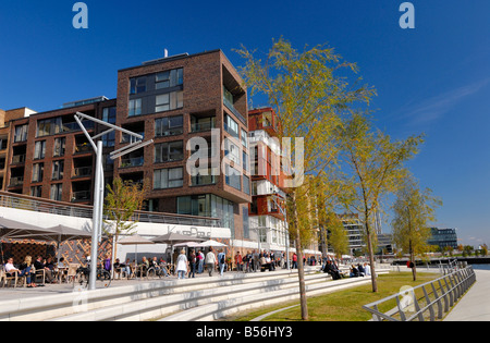 Moderne Gebäude und die Café Kaiserperle mit Gästen sitzen entlang die Dalmannkaipromenade an der neuen Hafencity in der erweiterten Stockfoto
