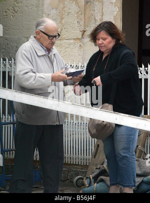 Bild James Vellacott bewegt sich in Ronnie Barker und seine Tochter Charlotte in ihrem neuen Haus in einem Dorf in der Nähe von Cognac in Süd-West Frankreich Stockfoto