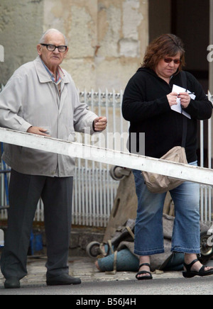 Bild James Vellacott bewegt sich in Ronnie Barker und seine Tochter Charlotte in ihrem neuen Haus in einem Dorf in der Nähe von Cognac in Süd-West Frankreich Stockfoto