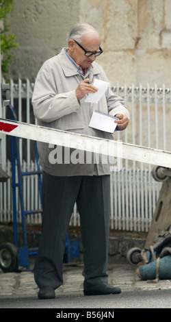 Bild James Vellacott bewegt sich in Ronnie Barker gibt Autogramme für die Entfernung Männer in das neue Haus in einem Dorf in der Nähe von Cognac in Süd-West Frankreich Stockfoto