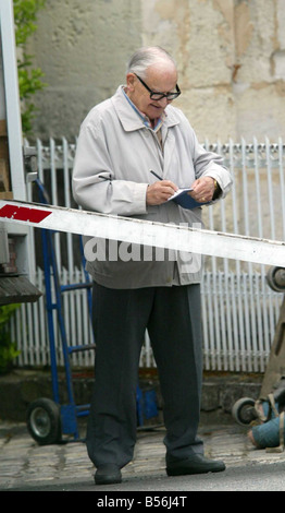 Bild James Vellacott bewegt sich in Ronnie Barker gibt Autogramme für die Entfernung Männer in das neue Haus in einem Dorf in der Nähe von Cognac in Süd-West Frankreich Stockfoto