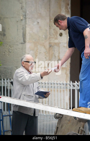 Bild James Vellacott bewegt sich in Ronnie Barker gibt Autogramme für die Entfernung Männer in das neue Haus in einem Dorf in der Nähe von Cognac in Süd-West Frankreich Stockfoto