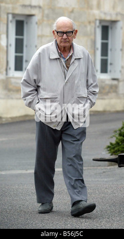 Ronnie Barker und seine Tochter Charlotte ihr Haus neu in einem Dorf in der Nähe von Cognac in Süd-West Frankreich bewegt sich in ihre neue Heimat britische Komiker April 2005 der 2000er Jahre mirrorpix Stockfoto