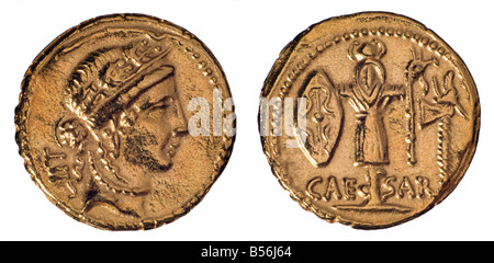 Gold Roman Aureus Coin (Nachbau). Julius Caesar, 48-47BC. Avers: Frauenkopf, wohl Venus. Revers: Trophäe der gallischen Waffen Stockfoto