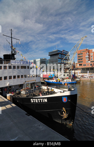 Der neue Hafen für Traditionsschiffe im Sandtorhafen in der Harbourcity "Hafencity" in Hamburg, Deutschland mit alten historischen Schiffen Stockfoto