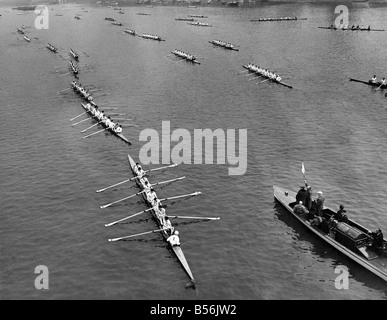 Kopf des Flusses Rennens. Eine einzigartige Szene im Rudern Geschichte heute eine Woche vor der Hundertjahrfeier der Regatta zu platzieren. Wenn fast 2000 auf Ruderer für Position in der 239 manövriert betreut acht Handwerk in der 22. konkurrieren. Kopf des Flusses Rennen. Die Besatzungen zu Beginn des Rennens fotografiert von Putney Bridge. März 1954 P009101 Stockfoto