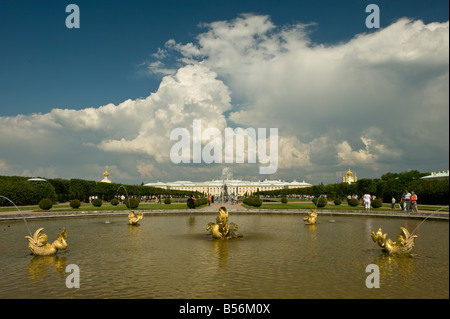 Fauntains im Peterhof Palace Stockfoto