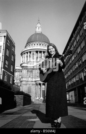 Unterhaltung: Musik. Folk-Sängerin Suzanne Harris sang ein Mittagessen Zeit Publikum in St. Pauls Cathedral heut. Suzanne Harris außerhalb St. Pauls im Bild ein paar Minutes vor ihrer Leistung. Dezember 1969 Z12123-003Folk Sängerin Suzanne Harris im Bild außerhalb St. Pauls ein paar Minuten vor ihrer Leistung. als sie zu einem Mittagessen Zeit Publikum innen sang; Dezember 1969; Z12123-003 Stockfoto