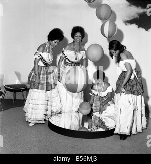 Der 12. jährliche Camping und Outdoor-Leben und Reisemesse in Empire Hall in Olympia, London, Links zu rightin der National Westminster Bank Anzeige, Monica, Pauline Peart, Izza und Esther Lucas. Dezember 1969; Z12520-006 Stockfoto