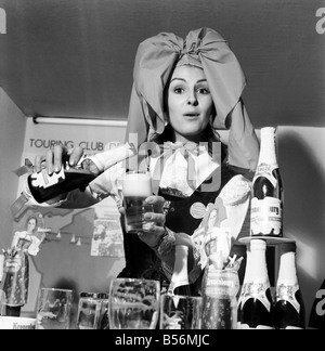 Der 12. jährliche Camping und Outdoor-Leben und Reisemesse in Empire Hall in Olympia, London, Miss Vikki Heaton in Französisch Travel Stand gekleidet in einem elsässischen Kostüm dishing Kronenbourg Bier. Dezember 1969; Z12520-009 Stockfoto