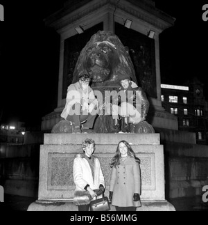 Zwei Neuseeländer Brüder trafen sich heute Morgen am Fuße des Nelson Säule auf dem Trafalgar Square um 10:00. Einen Bruder Neuseeland am 18. Oktober mit seiner Frau verlassen und reiste nach London durch die Vereinigten Staaten; der andere Bruder Neuseeland mit seiner Freundin am 26. November verließ und reiste über die Philippinen und in ganz Russland nach England. Die beiden Brüder sind jetzt Notizen über Russland und Amerika in New Zealand Haus, Haymarket vergleicht. Dezember 1969 Z12532-001 Stockfoto