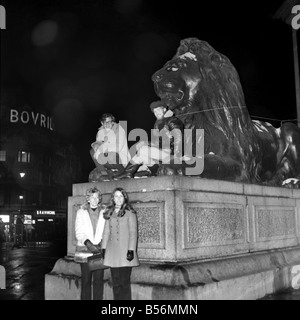 Zwei Neuseeländer Brüder trafen sich heute Morgen am Fuße des Nelson Säule auf dem Trafalgar Square um 10:00. Einen Bruder Neuseeland am 18. Oktober mit seiner Frau verlassen und reiste nach London durch die Vereinigten Staaten; der andere Bruder Neuseeland mit seiner Freundin am 26. November verließ und reiste über die Philippinen und in ganz Russland nach England. Die beiden Brüder sind jetzt Notizen über Russland und Amerika in New Zealand Haus, Haymarket vergleicht. Dezember 1969 Z12532-002 Stockfoto