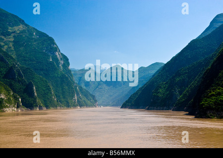 Eingang der Wu Schlucht im Bereich drei Schluchten des Yangzi Fluss China JMH3408 Stockfoto