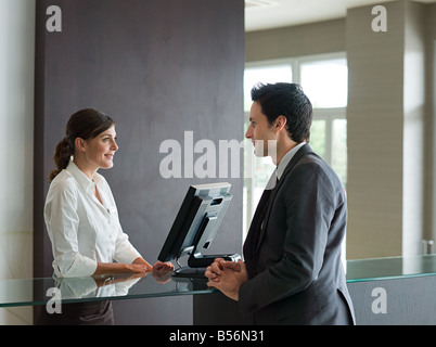 Ein Geschäftsmann und ein Rezeptionist Stockfoto