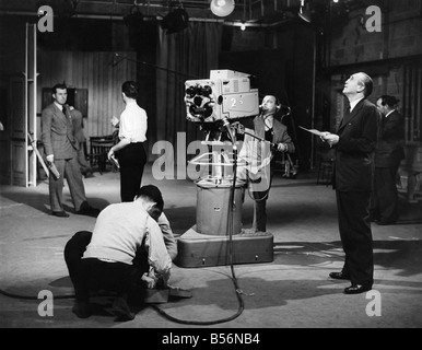 Herr Sidney Bernstein (rechts) haben einen guten Blick herum. Das Granada Studio in Kai St. Manchester vor der Eröffnung morgen (Do). Mai 1956 P009507 Stockfoto