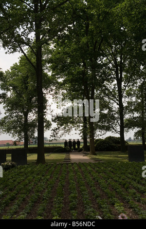 Deutsche Soldatenfriedhof Langemarck und die Skulpturen, entworfen von Emil Krieger in Ypern auffallende, Erster Weltkrieg in Flandern Stockfoto