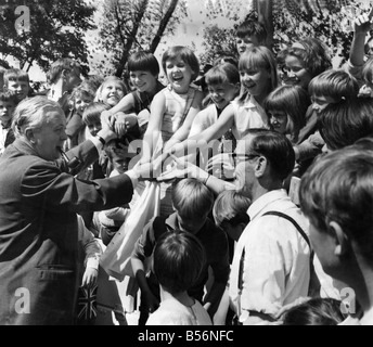 Yorkshire Miners Gala. Harold Wilson trifft einige der Miner Kinder an der jährlichen Yorkshire Miners Demonstration und Gala in Wakefield. Juni 1967 P009866 Stockfoto