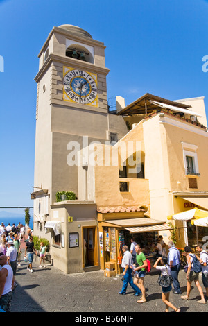 Touristen und Clock Tower, Piazza Umberto, Capri, Italien Stockfoto