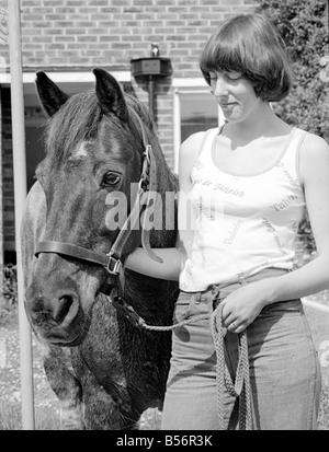 Sam das Haustier Pony mit seinem Besitzer im Garten in seinem Haus in Woodingdean, Brighton &#13; &#10; Mai 1977 &#13; &#10; 77-3036-001 Stockfoto