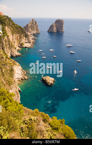 Faraglioni-Felsen und die Küste, Capri, Italien Stockfoto