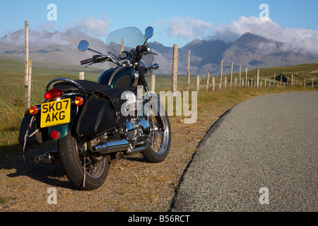 Motorrad mit der Cuillin Hills, Schottland Stockfoto