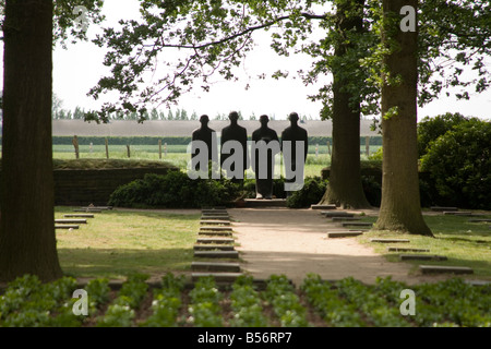 Deutsche Soldatenfriedhof Langemarck und die Skulpturen, entworfen von Emil Krieger in Ypern auffallende, Erster Weltkrieg in Flandern Stockfoto