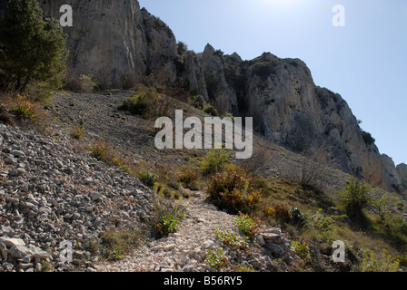 Geröllhalde und Pfad in der Nähe von Els Frares Rock Zinnen, Sierra de Serrella, Comtat, Provinz Alicante, Comunidad Valenciana, Spanien Stockfoto