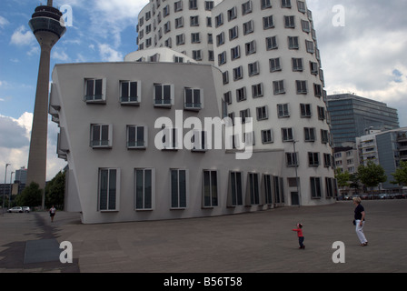 Rheinturm und Gehry Bauten, Medienhafen, Düsseldorf, Nordrhein-Westpahia, Deutschland. Stockfoto