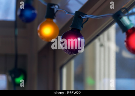 Weihnachts-Lichterkette hängen in eine geschlossene Veranda Stockfoto