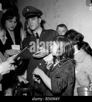 Elvis Presley Autogramme bei Pressekonferenz Germany März 1960 Stockfoto