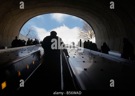 Passagiere betreten und verlassen der u-Bahn am Dupont Circle Bahnhof Washington DC Stockfoto