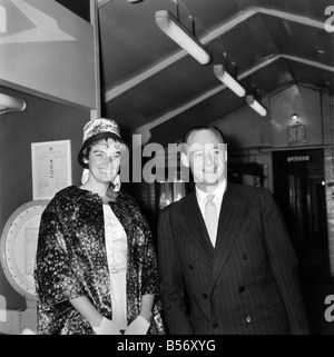 Rennfahrer und Geschwindigkeitskönig Donald Campbell gesehen hier mit seiner Frau in London am Flughafen vor ihrer Abreise nach Amerika. Juni Stockfoto