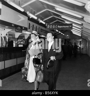 Rennfahrer und Geschwindigkeitskönig Donald Campbell gesehen hier mit seiner Frau in London am Flughafen vor ihrer Abreise nach Amerika. Juni Stockfoto