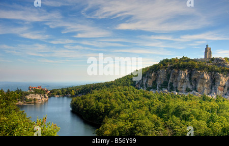 Blick auf Skytop Turm und Mohonk Berghaus und See, Herbst 2008 Stockfoto